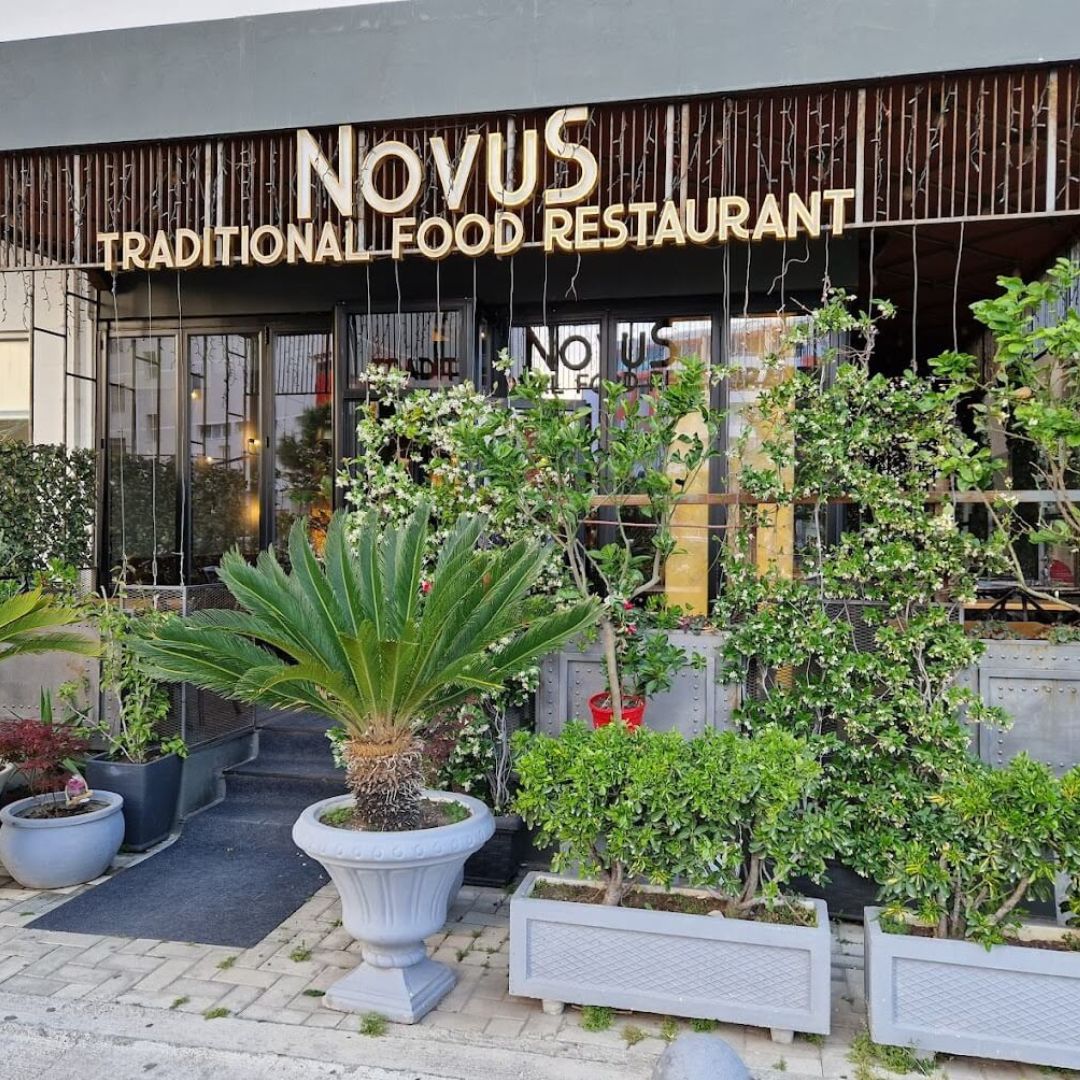 Novus Traditional Food Restaurant është një destinacion i njohur për të shijuar ushqimet tradicionale , i vendosur në rrugën e re Lungomare.